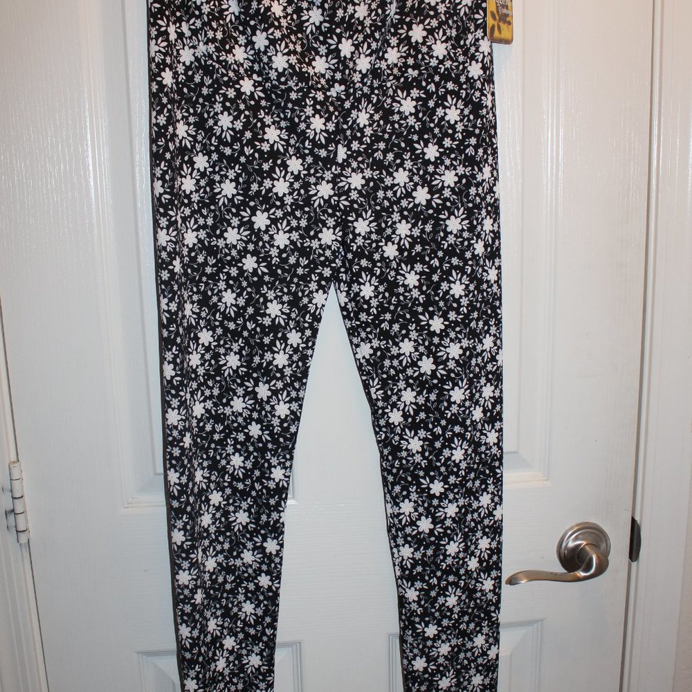 Hybrid & Company Women's Super Comfy Floral Black and White Maternity Leggings L